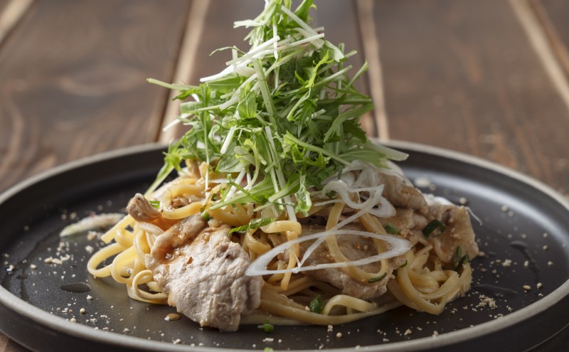 6月 季節のパスタ【豚ソテーとたっぷり香味野菜の自家製胡麻だれ】